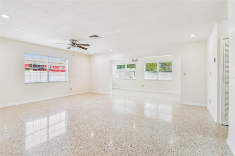 House in Saint Petersburg, Florida 6 bedrooms, 268.86 sq.m. № 1914770 - photo 6
