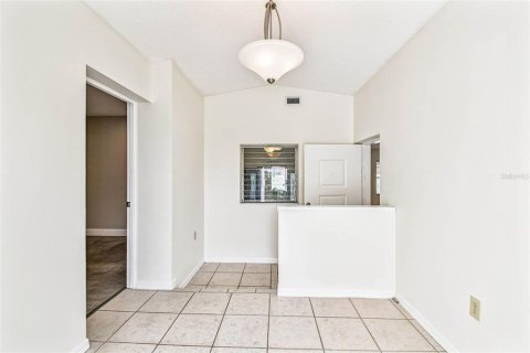 House in Saint Petersburg, Florida 6 bedrooms, 268.86 sq.m. № 1914770 - photo 4