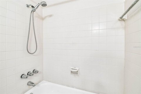 House in Saint Petersburg, Florida 6 bedrooms, 268.86 sq.m. № 1914770 - photo 17