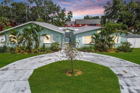 House in Saint Petersburg, Florida 6 bedrooms, 268.86 sq.m. № 1914770 - photo 1