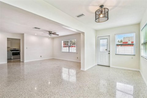 House in Saint Petersburg, Florida 6 bedrooms, 268.86 sq.m. № 1914770 - photo 10