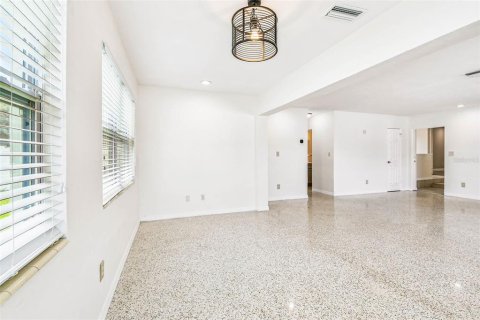 House in Saint Petersburg, Florida 6 bedrooms, 268.86 sq.m. № 1914770 - photo 9