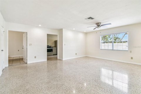 House in Saint Petersburg, Florida 6 bedrooms, 268.86 sq.m. № 1914770 - photo 7