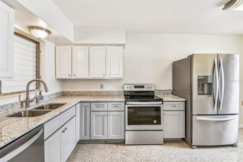 House in Saint Petersburg, Florida 6 bedrooms, 268.86 sq.m. № 1914770 - photo 14