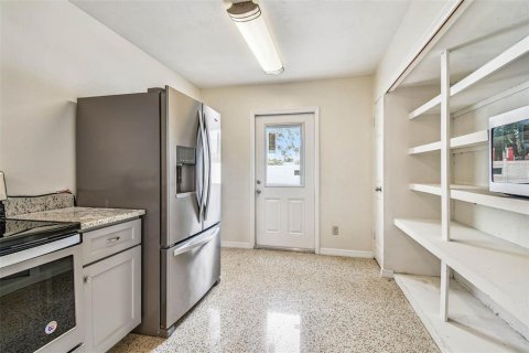 House in Saint Petersburg, Florida 6 bedrooms, 268.86 sq.m. № 1914770 - photo 16