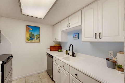 Townhouse in Flagler Beach, Florida 2 bedrooms, 110 sq.m. № 2420460 - photo 13