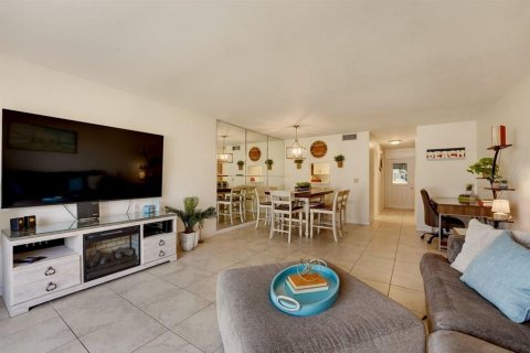 Townhouse in Flagler Beach, Florida 2 bedrooms, 110 sq.m. № 2420460 - photo 11