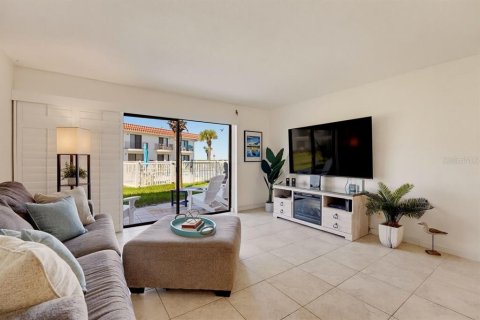 Townhouse in Flagler Beach, Florida 2 bedrooms, 110 sq.m. № 2420460 - photo 12