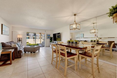 Townhouse in Flagler Beach, Florida 2 bedrooms, 110 sq.m. № 2420460 - photo 9