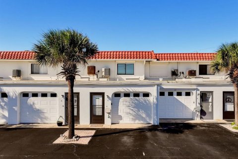 Townhouse in Flagler Beach, Florida 2 bedrooms, 110 sq.m. № 2420460 - photo 3