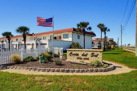 Townhouse in Flagler Beach, Florida 2 bedrooms, 110 sq.m. № 2420460 - photo 2