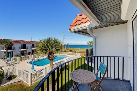 Townhouse in Flagler Beach, Florida 2 bedrooms, 110 sq.m. № 2420460 - photo 5