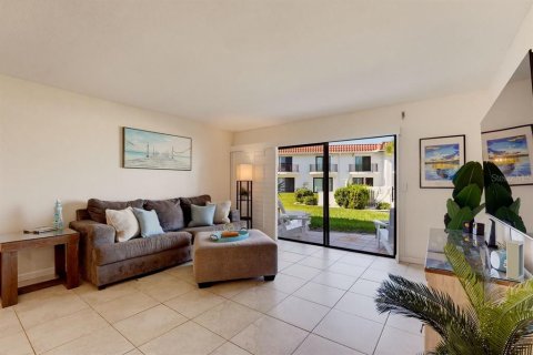Townhouse in Flagler Beach, Florida 2 bedrooms, 110 sq.m. № 2420460 - photo 10
