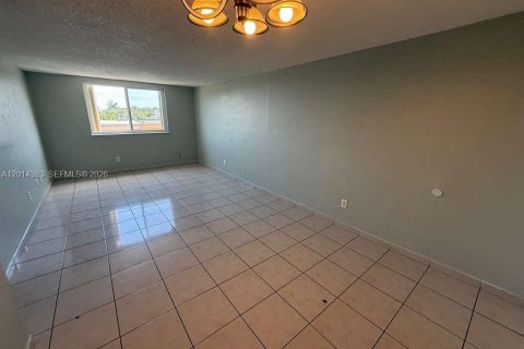 Condominio en alquiler en Hialeah, Florida, 2 dormitorios, 71.53 m2 № 2076438 - foto 11