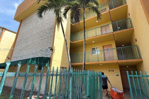 Condominio en alquiler en Hialeah, Florida, 2 dormitorios, 71.53 m2 № 2076438 - foto 2