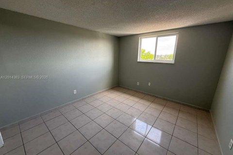 Condominio en alquiler en Hialeah, Florida, 2 dormitorios, 71.53 m2 № 2076438 - foto 6
