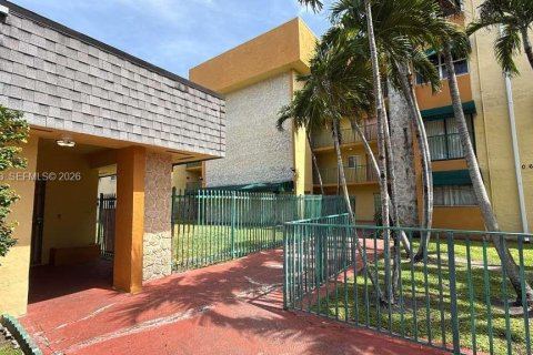 Condominio en Hialeah, Florida, 2 dormitorios  № 2076438