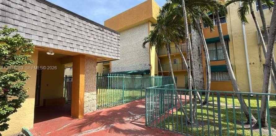 Condominio en Hialeah, Florida, 2 dormitorios  № 2076438