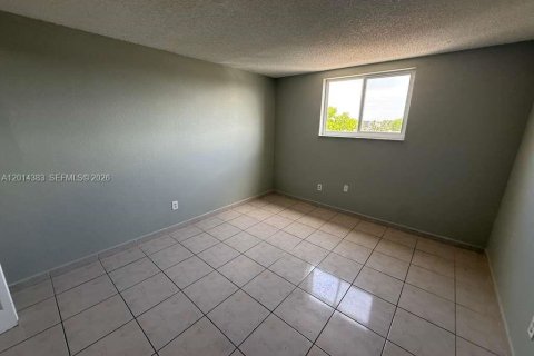 Condominio en alquiler en Hialeah, Florida, 2 dormitorios, 71.53 m2 № 2076438 - foto 7