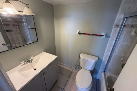 Condominio en alquiler en Hialeah, Florida, 2 dormitorios, 71.53 m2 № 2076438 - foto 5