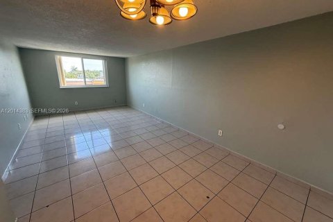 Condominio en alquiler en Hialeah, Florida, 2 dormitorios, 71.53 m2 № 2076438 - foto 10