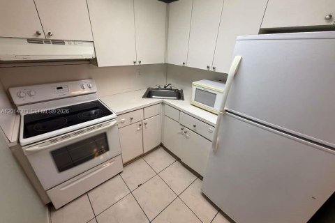 Condominio en alquiler en Hialeah, Florida, 2 dormitorios, 71.53 m2 № 2076438 - foto 3