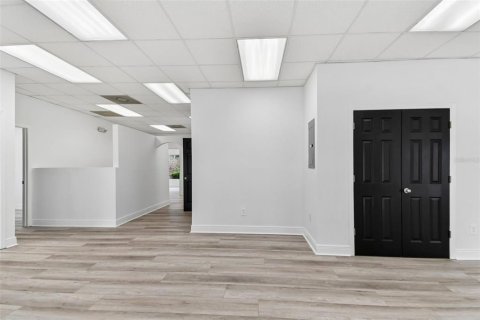 Propiedad comercial en alquiler en Clermont, Florida, 1379.41 m2 № 2111237 - foto 11