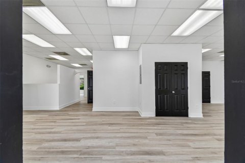 Propiedad comercial en alquiler en Clermont, Florida, 1379.41 m2 № 2111237 - foto 10