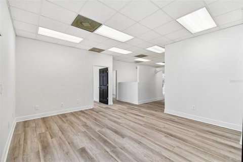 Propiedad comercial en alquiler en Clermont, Florida, 1379.41 m2 № 2111237 - foto 16