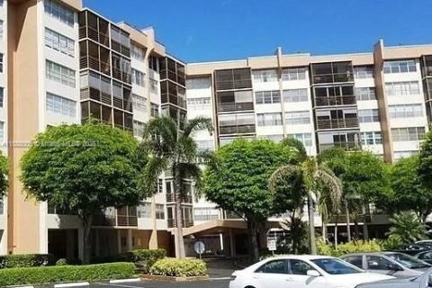 Condo in Pembroke Pines, Florida, 2 bedrooms  № 2012426 - photo 5