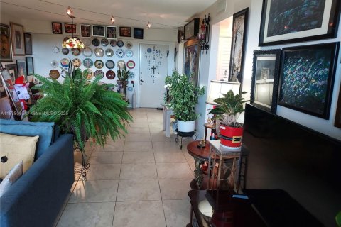 Condo in Pembroke Pines, Florida, 2 bedrooms  № 2012426 - photo 27