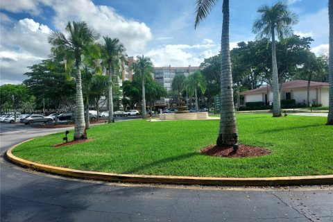 Condo in Pembroke Pines, Florida, 2 bedrooms  № 2012426 - photo 2