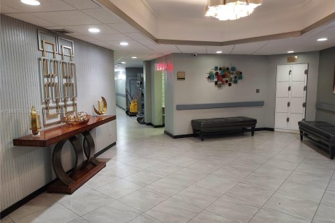 Condo in Pembroke Pines, Florida, 2 bedrooms  № 2012426 - photo 8