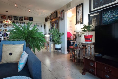 Condo in Pembroke Pines, Florida, 2 bedrooms  № 2012426 - photo 20