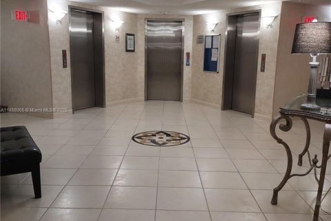 Condo in Pembroke Pines, Florida, 2 bedrooms  № 2012426 - photo 9