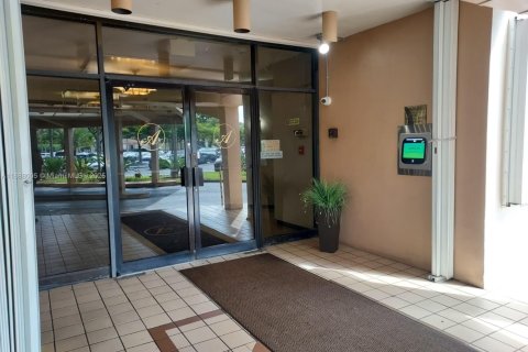 Condo in Pembroke Pines, Florida, 2 bedrooms  № 2012426 - photo 7