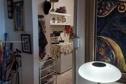 Condo in Pembroke Pines, Florida, 2 bedrooms  № 2012426 - photo 29