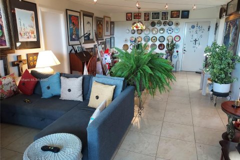 Condo in Pembroke Pines, Florida, 2 bedrooms  № 2012426 - photo 22