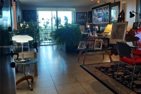 Condo in Pembroke Pines, Florida, 2 bedrooms  № 2012426 - photo 28