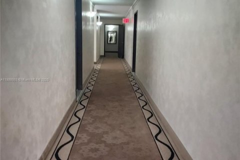 Condo in Pembroke Pines, Florida, 2 bedrooms  № 2012426 - photo 18