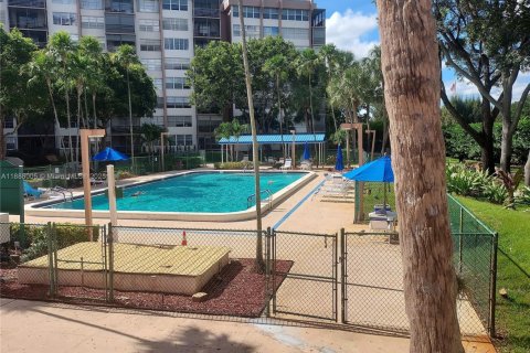 Condo in Pembroke Pines, Florida, 2 bedrooms  № 2012426 - photo 16