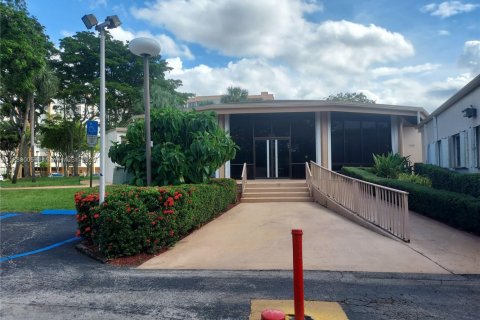 Condo in Pembroke Pines, Florida, 2 bedrooms  № 2012426 - photo 12