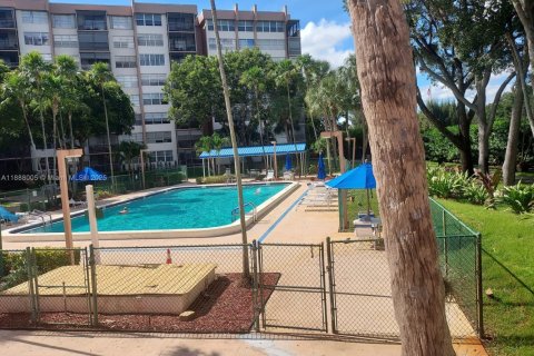 Condo in Pembroke Pines, Florida, 2 bedrooms  № 2012426 - photo 15