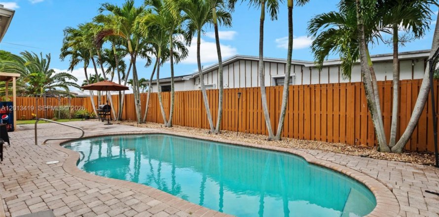 Casa en Pembroke Pines, Florida 4 dormitorios, 176.98 m2 № 2075789