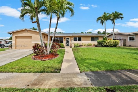 Casa en alquiler en Pembroke Pines, Florida, 4 dormitorios, 176.98 m2 № 2075789 - foto 2