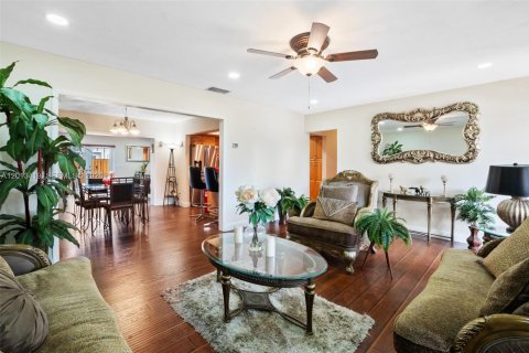 Casa en alquiler en Pembroke Pines, Florida, 4 dormitorios, 176.98 m2 № 2075789 - foto 5
