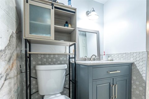 Condo in Hollywood, Florida, 2 bedrooms  № 2041983 - photo 9