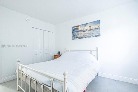 Condo in Hollywood, Florida, 2 bedrooms  № 2041983 - photo 11