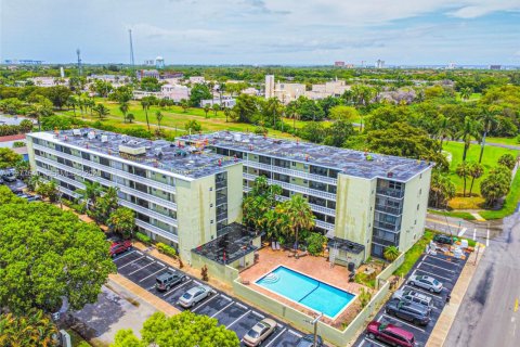 Condo in Hollywood, Florida, 2 bedrooms  № 2041983 - photo 2