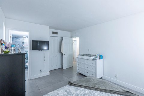 Condo in Hollywood, Florida, 2 bedrooms  № 2041983 - photo 15